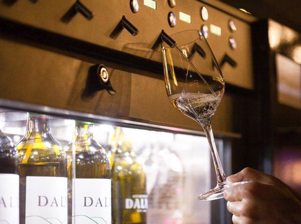 Degustacja wina na kieliszki w luksusowej winiarni